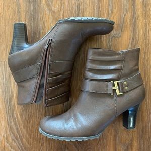A2 size 9 zip up heeled chocolate brown booties